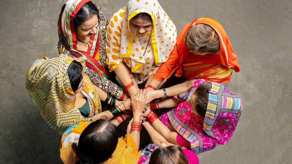 Symbolbild Indische Frauen in traditioneller Kleidung bilden einen Kreis