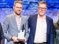Dr. Samuel Drempetic (l.), Leiter der Abteilung Ehtik und Nachhaltigkeit, und Norbert Wolf, Sprecher der Geschäftsführung, nehmen den Preis als "Bester Impact Investor 2025" von portfolio institutionell für die Steyler Ethik Bank entgegen