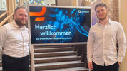 Paul Schütgens (l.) und Tim Linser besuchten im Rahmen der Responsible Finance Academy 2026 die q.beyond-Hauptversammlung. 