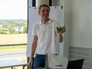 Den ökologischen Fußabdruck verbessert: Christof Simon zeigt eine neue Spannklemme vom Schienenbauer Vossloh.