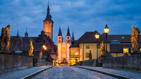 Blick auf die Würzburger Altstadt mit Dom.