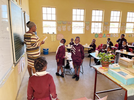 Eine Lehrerin der Steyler Grundschule in Tonota mit Schülern.