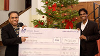 Auf der Weihnachtsfeier der Steyler Missionare überreichte Pater Polykarp Ulin Agan SVD, Rektor des Missionspriesterseminars Sankt Augustin, einen symbolischen Scheck über 14.000 Euro an Pater Xavier Alangaram SVD, den Missionssekretär der Steyler Mission.