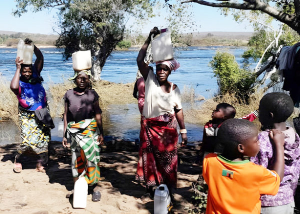 In der Trockenzeit müssen die Bewohner des Dorfes Komanyana in Sambia ihr Wasser aus dem Sambesi-Fluss holen. Dabei sind sie Gefahren ausgesetzt, zum Beispiel durch Krokodilangriffe. Ein neuer Brunnen soll eine ganzjährig sichere Wasserversorgung ermöglichen.